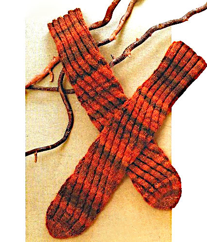 Easy Unisex Tube Stitch Ribbed Socks From DK Yarn in Multiple Colors - Free Vintage Knitting Pattern.